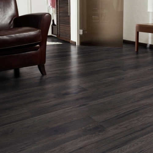 Kaindl BASIC Hickory Varena 7 mm laminált padló, színek: barna (sötét), barna, padlófűtéshez alkalmazható.